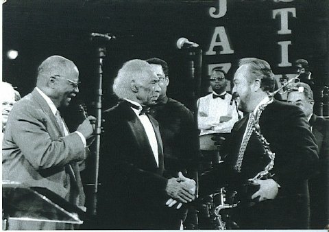 Aguilar entrega el trofeo a Gerald Wilson, en 1999
