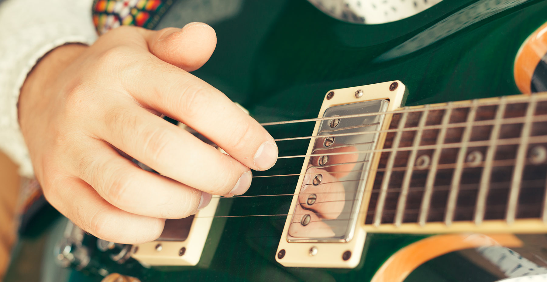 cruzar las cuerdas de la guitarra