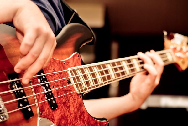 cómo tocar el bajo
