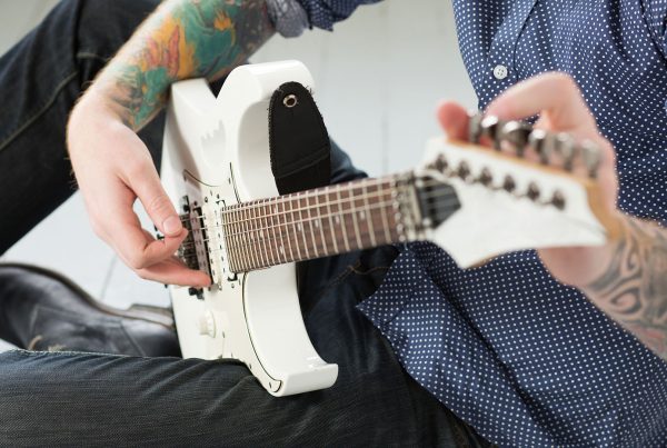 Cómo ajustar la guitarra eléctrica