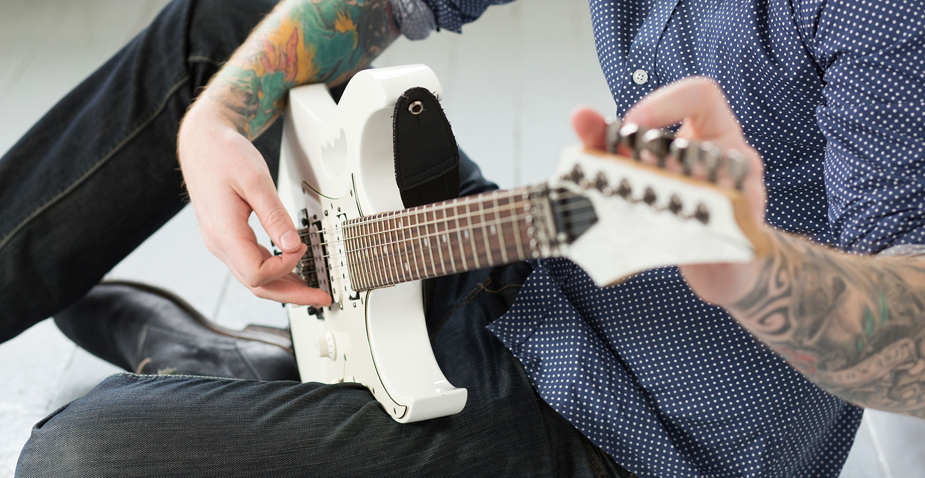 Cómo ajustar la guitarra eléctrica